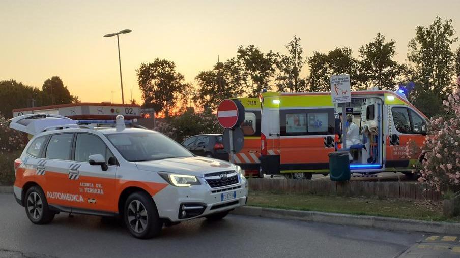 Malore nel parcheggio del Centro Le Mura Salvato da due addetti