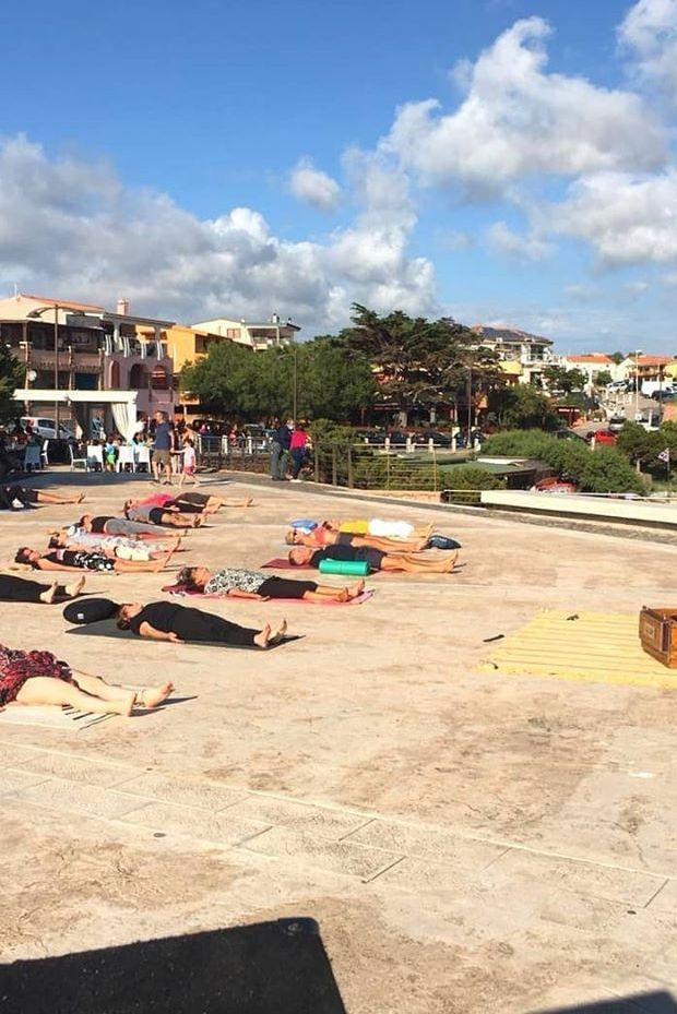Yoga gratuito e relax in sicurezza a Isola Rossa