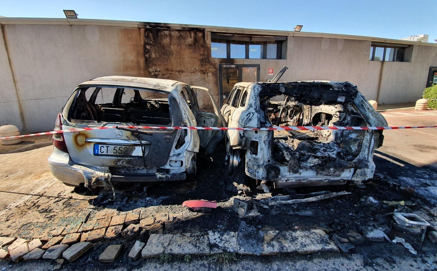  Incendio a Sa Minda Noa incenerite due macchine 