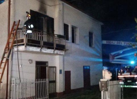 Fiamme in una casa a Casumaro, l’allarme lanciato dai due residenti 