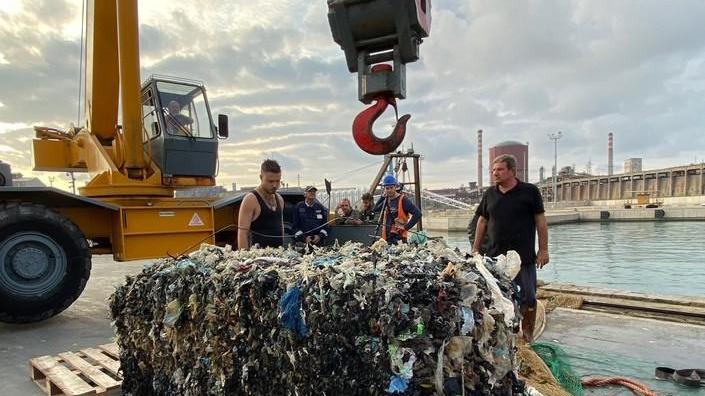 Ecoballe, il giallo della fideiussione: esposto di Greenpeace contro il presidente Rossi