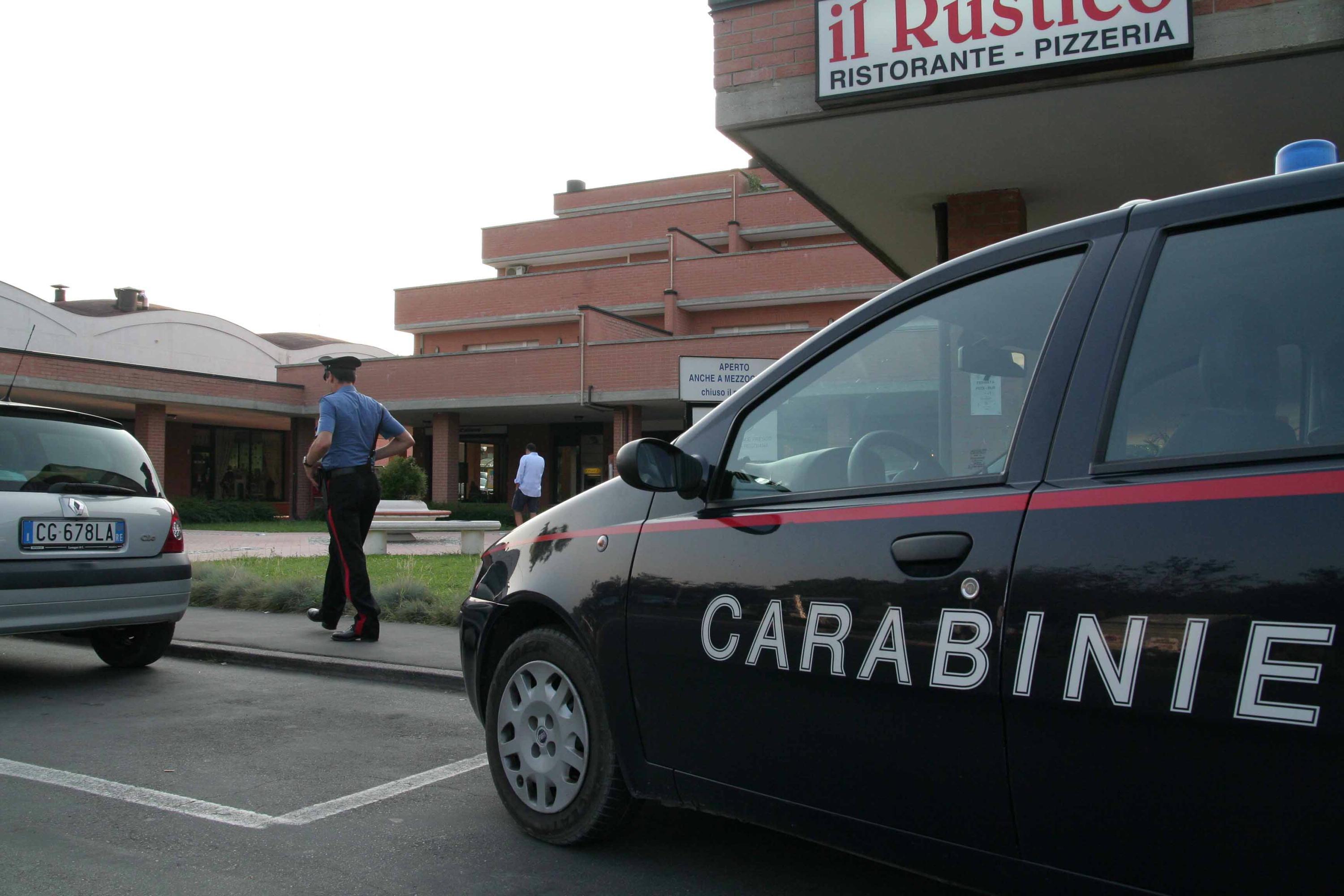 Ubriaco, si cala i pantaloni e molesta la barista