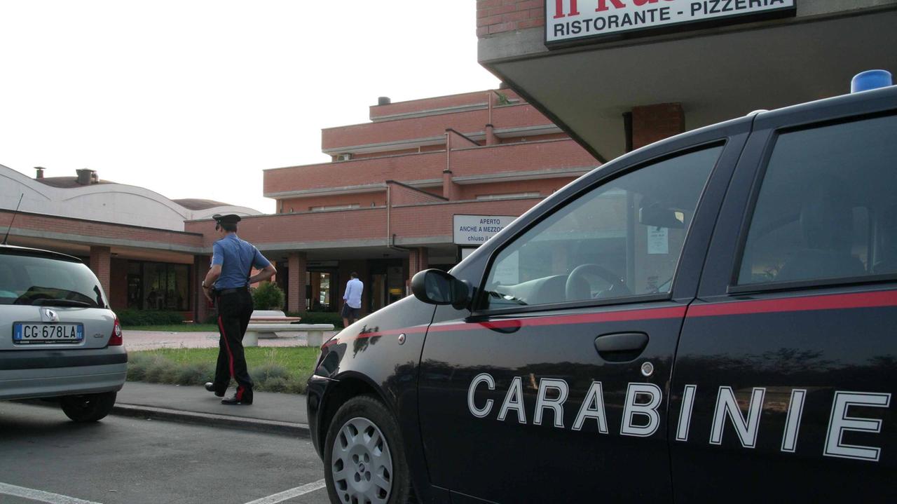 Ubriaco, si cala i pantaloni e molesta la barista