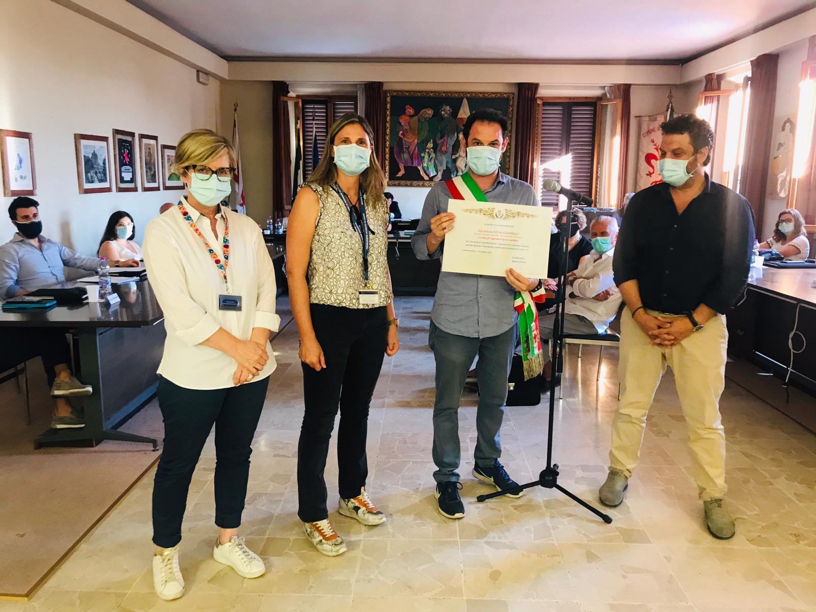 La pergamena consegnata alla direttrice Silvia Guarducci dell'ospedale San Giuseppe
