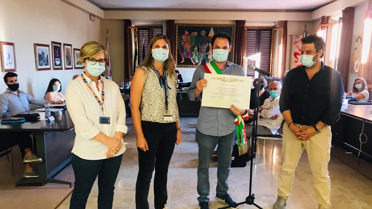 La pergamena consegnata alla direttrice Silvia Guarducci dell'ospedale San Giuseppe
