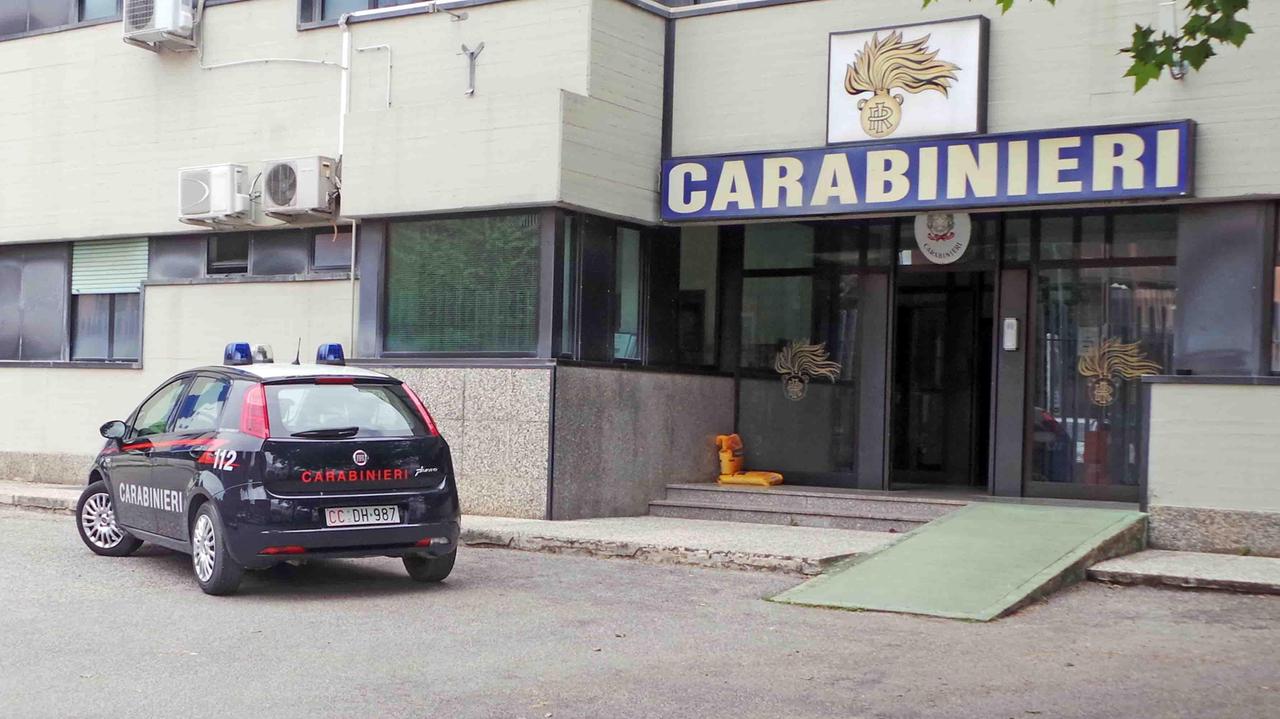 Ruba scarpe e vestiti, poi aggredisce i carabinieri di Cento