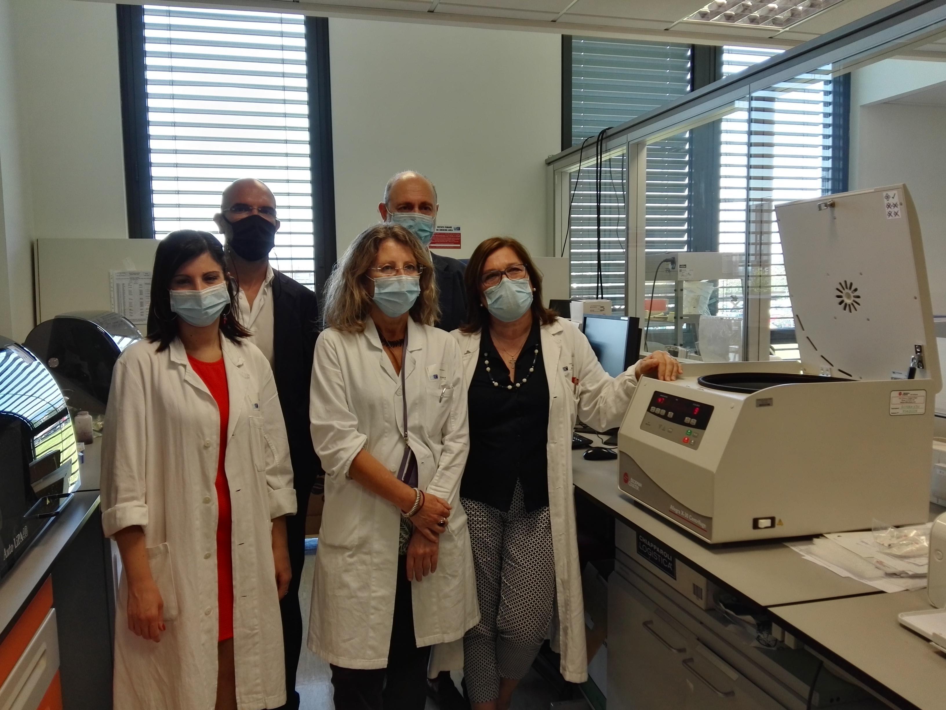 I rappresentanti di Conad e Ami col personale del laboratorio
