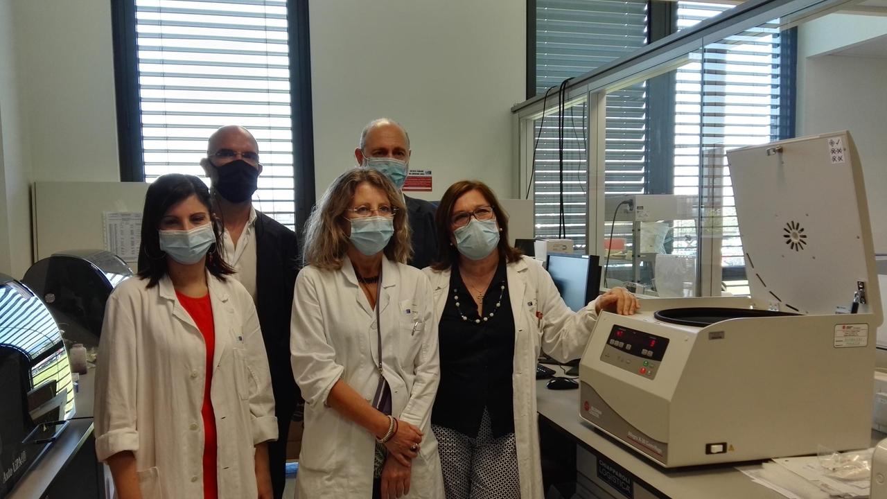 I rappresentanti di Conad e Ami col personale del laboratorio