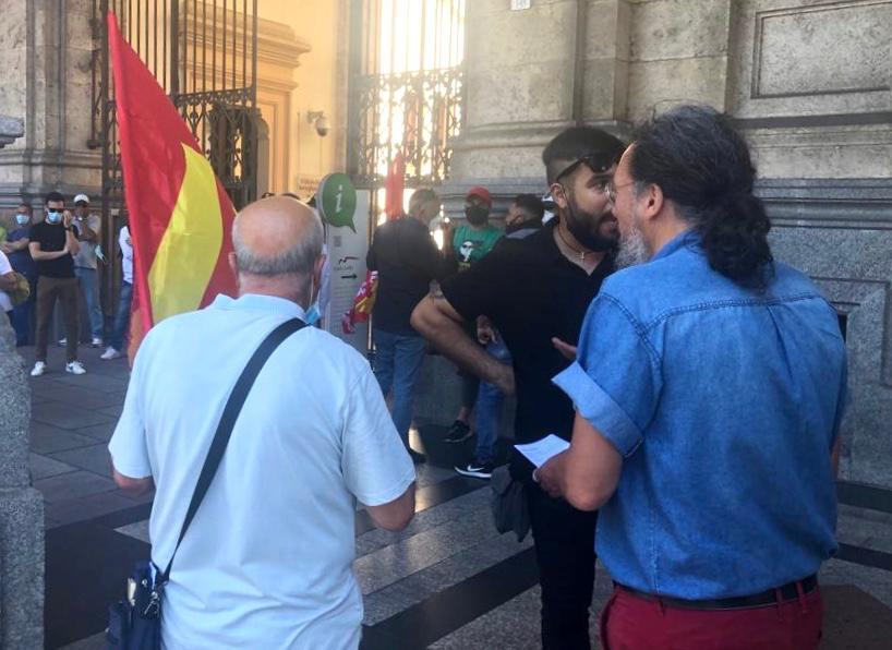 La manifestazione degli operatori davanti al Comune di via Roma a Cagliari (foto Mario Rosas)