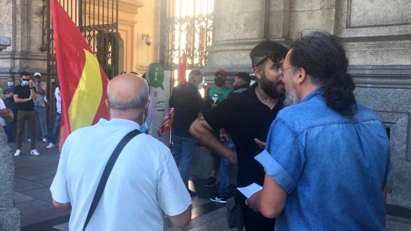 La manifestazione degli operatori davanti al Comune di via Roma a Cagliari (foto Mario Rosas)