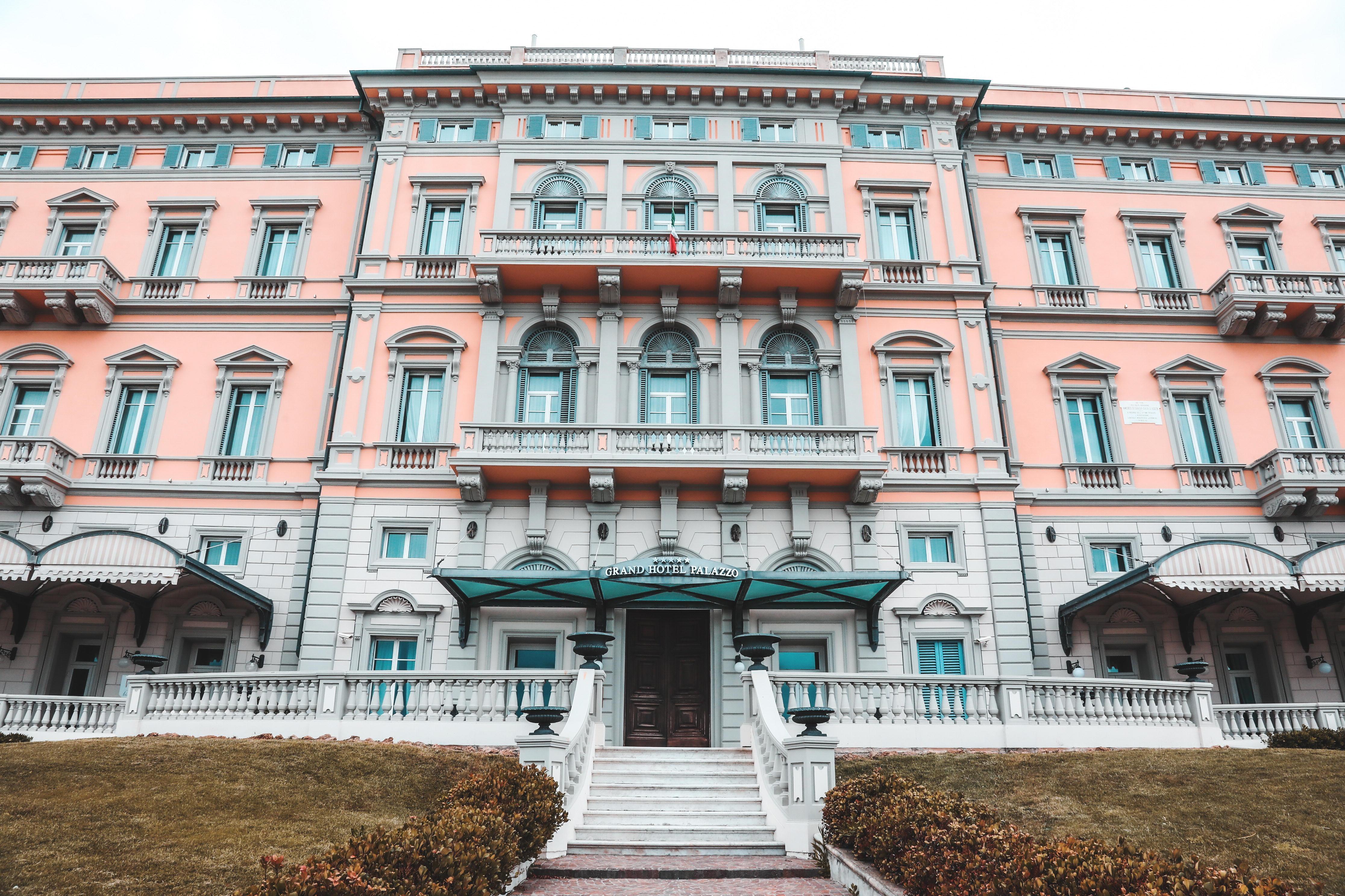 Riapre (in ritardo) l’hotel Palazzo: «Aspettavamo l’ok agli stranieri e il sindaco...» 