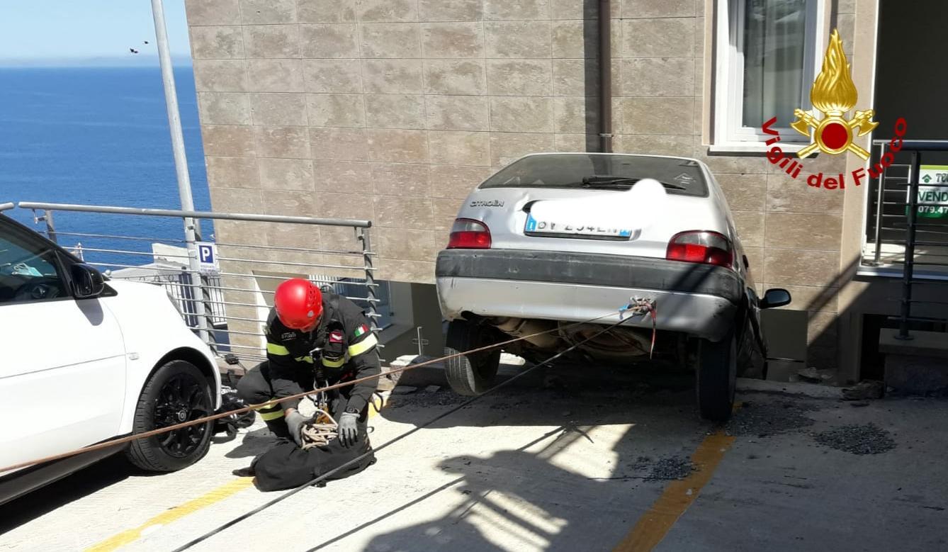 Castelsardo, 85enne al volante abbatte una ringhiera e resta sospeso nel vuoto