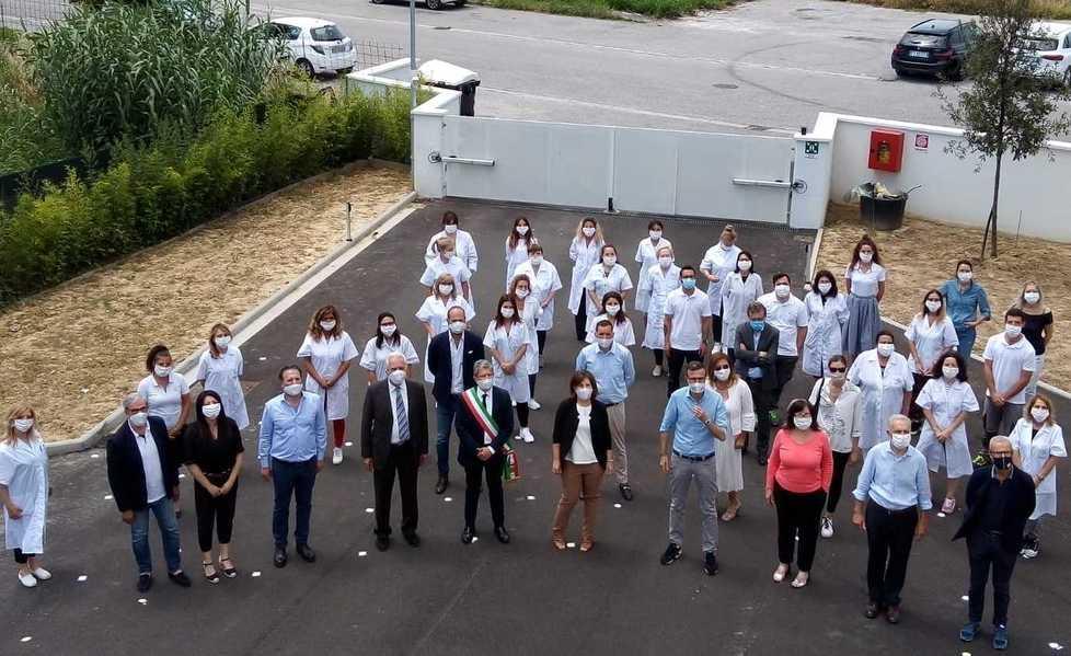 Foto di gruppo per festeggiare i 45 anni della Sanser di San Miniato