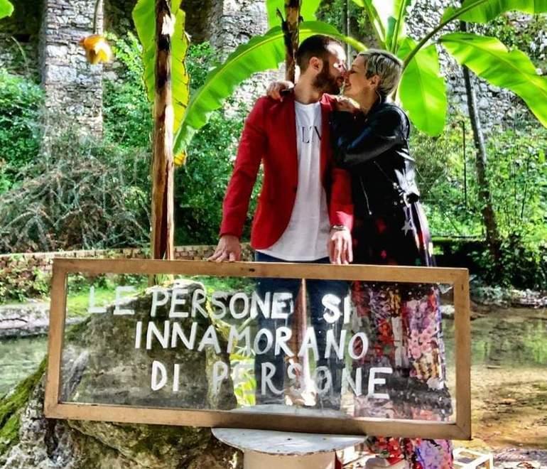 Edoardo Parisi e Chiara Giuntoli in un momento di amore e gioia. La 35enne è morta venerdì scorso dopo aver combattuto contro un tumore al seno