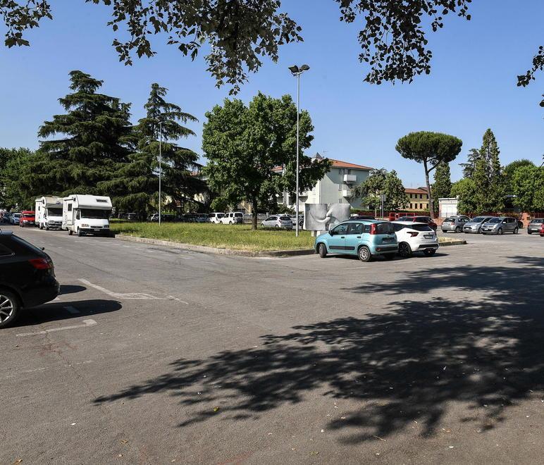 Piazzale Aldo Moro, alberi al posto del cemento 