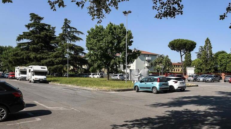Piazzale Aldo Moro, alberi al posto del cemento