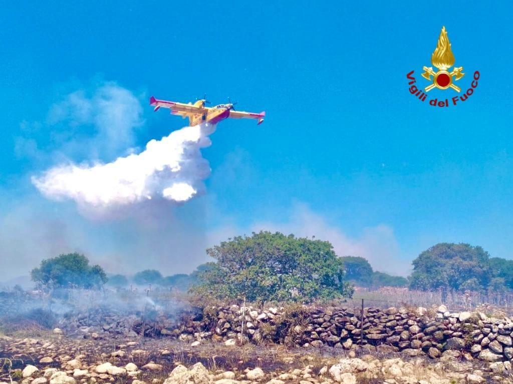 Vasto incendio devasta le campagne di Nurri