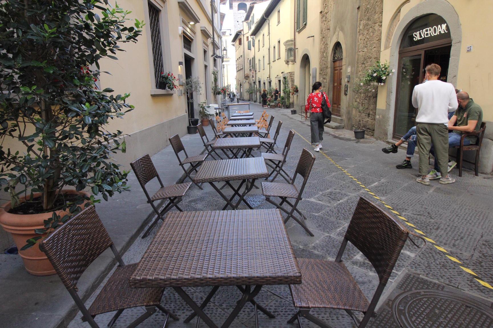 Tavolini in centro con la nuova pedonalizzazione