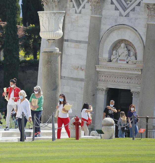 Primi turisti sotto la Torre dopo la riapertura