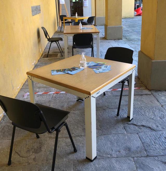 La biblioteca si sposta all’aperto sotto le logge