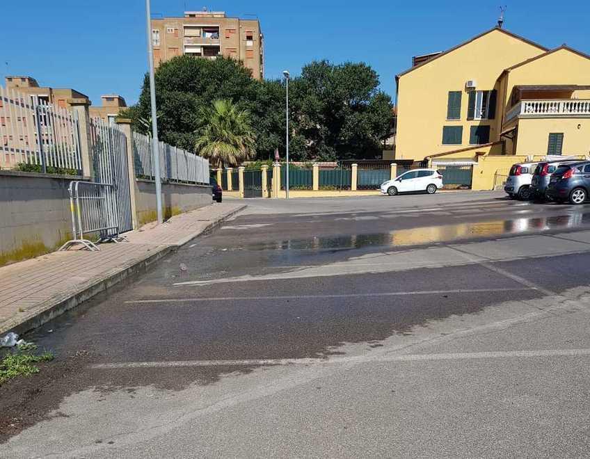 Una perdita d’acqua che finisce nel parcheggio ma nessuno interviene 