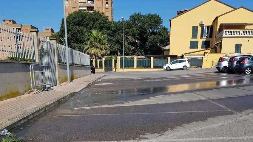 Una perdita d’acqua che finisce nel parcheggio ma nessuno interviene
