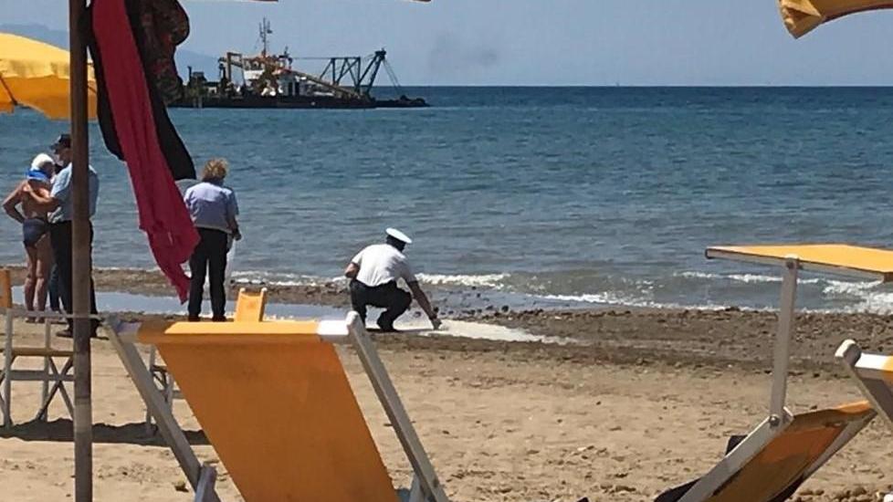 Schiuma in mare e sulla spiaggia Protestano i bagnanti