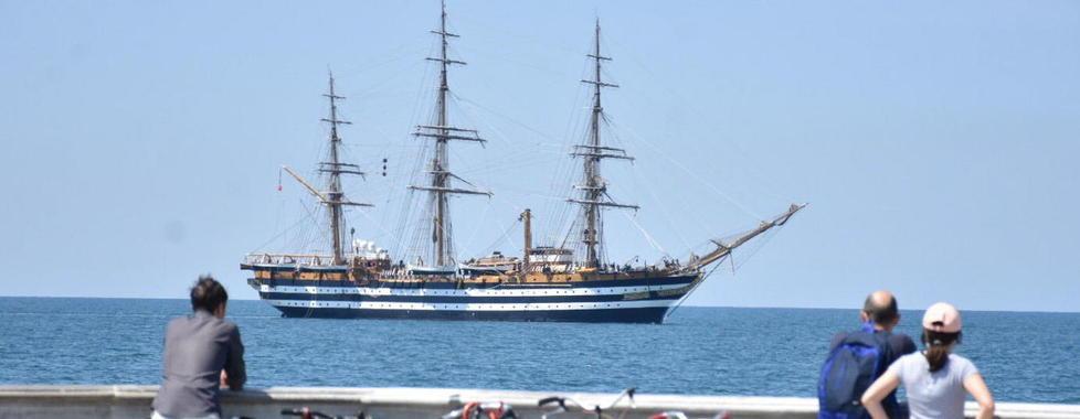 Il Vespucci torna a casa fino a martedì sarà a Livorno