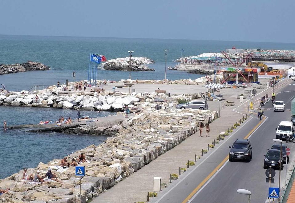 Stop alle auto sul lungomare «Vantaggi solo per pochissimi»