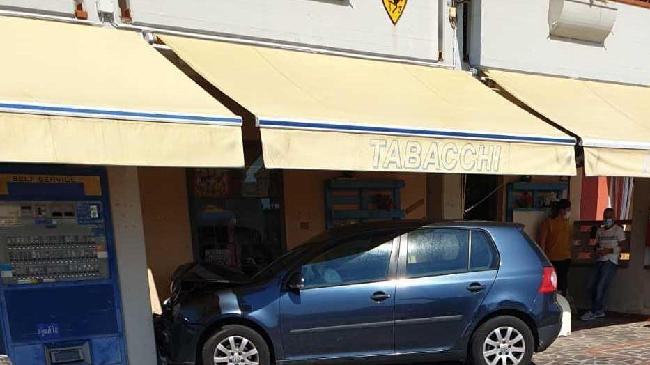 Auto finisce contro un muro