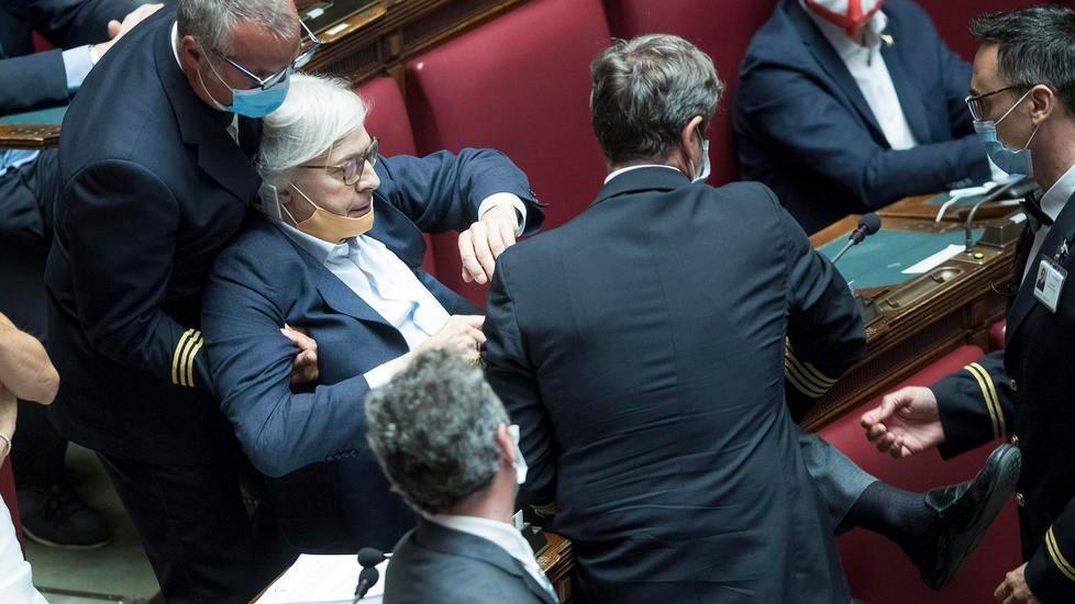 Lite e offese sessiste Sgarbi espulso a forza da Montecitorio
