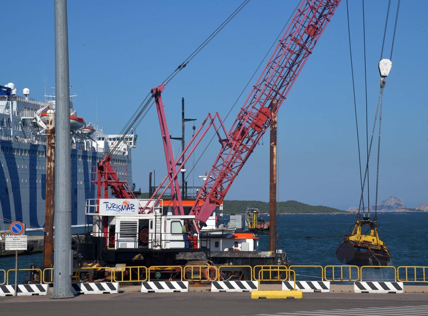 Lavori nel porto-cantiere una draga scava i fondali 