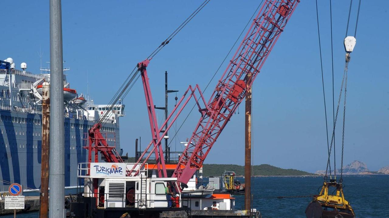 Lavori nel porto-cantiere una draga scava i fondali