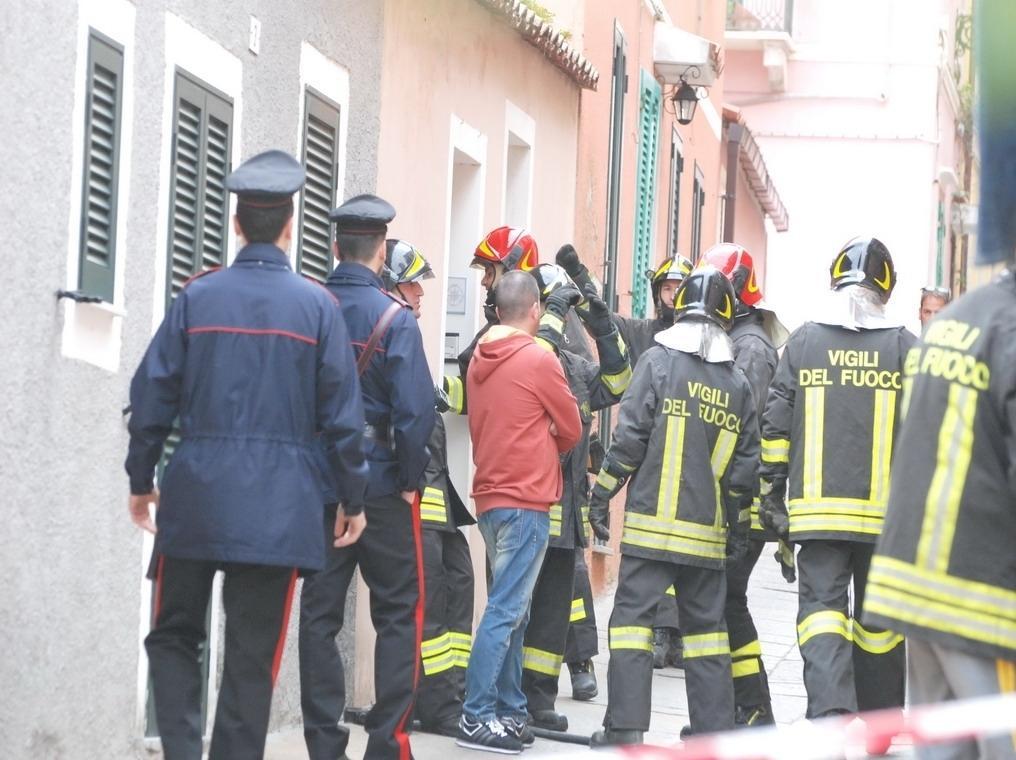 Alle 22.15 scatta l’irruzione con una granata 