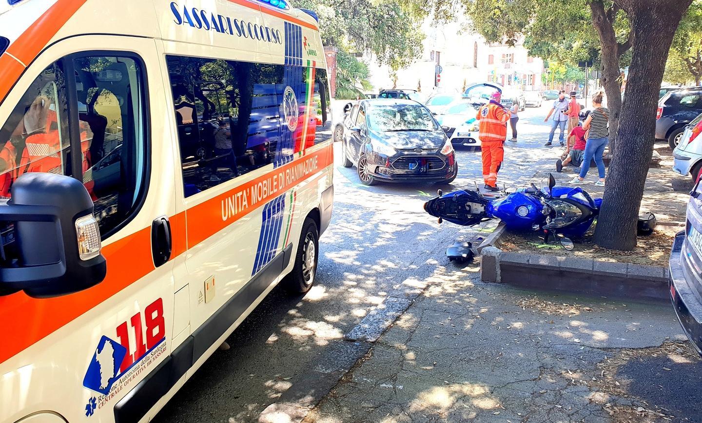 Moto contro auto, un ferito lieve