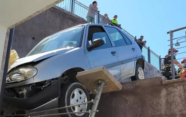 Paura a Castelsardo, auto sfonda ringhiera e resta in bilico 