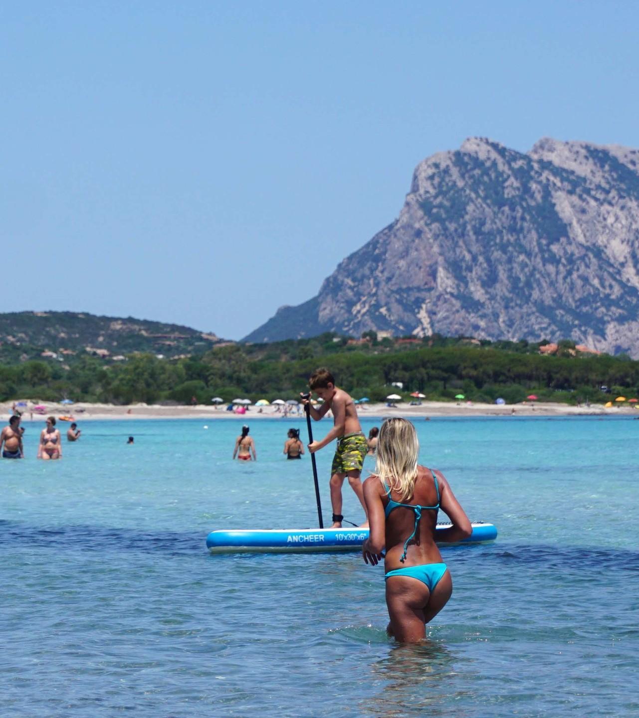 San Teodoro, primo assalto alle spiagge: da sabato si pagano i parcheggi 