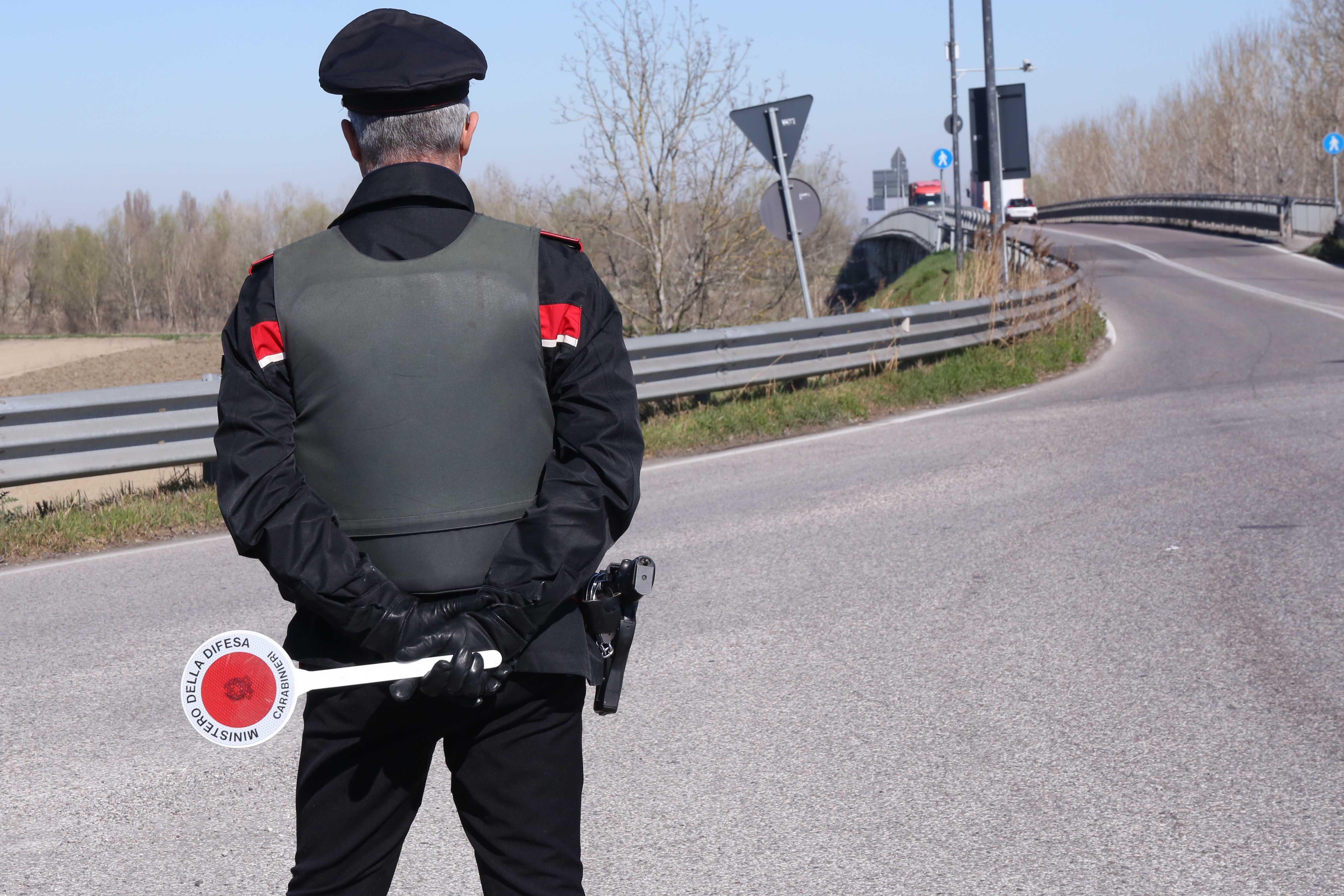 Guida senza patente un'auto appena rubata, denunciato 