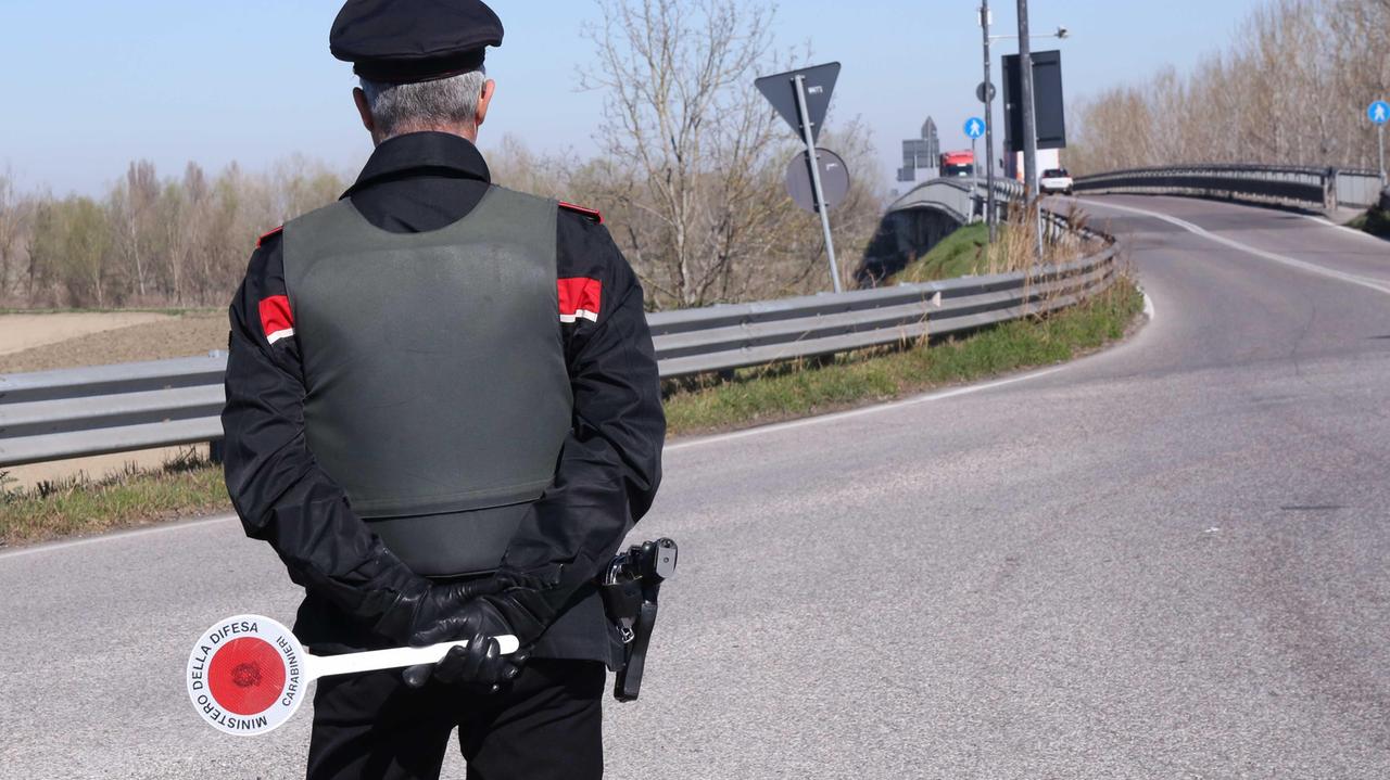 Guida senza patente un'auto appena rubata, denunciato