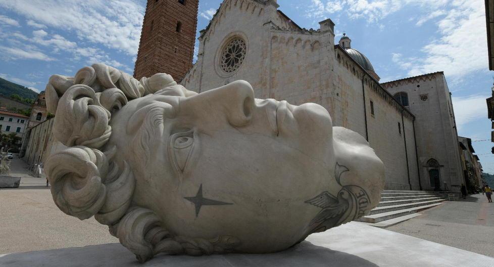 Burqa, corpi tatuati e il dolore del Covid-19: Fabio Viale conquista anche la Piccola Atene 