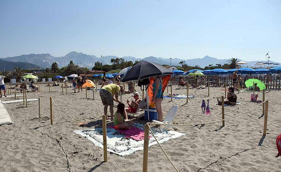 La spiaggia libera della Rotonda con le postazioni delimitate