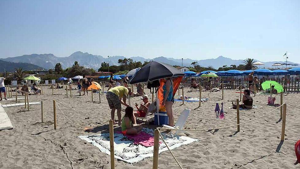 La spiaggia libera della Rotonda con le postazioni delimitate