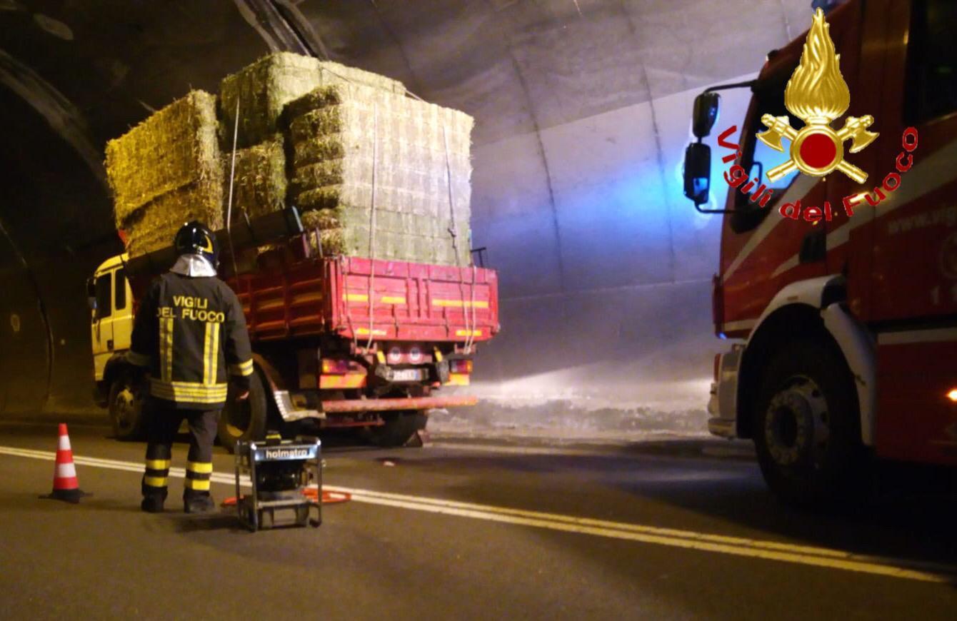 Nuoro, autocarro in avaria: bloccata la galleria Mughina