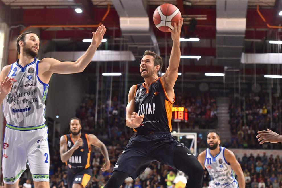 Tomas Kyzlink a canestro in maglia Virtus Roma