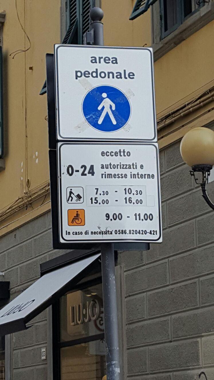 Un cartello che indica un'area pedonale