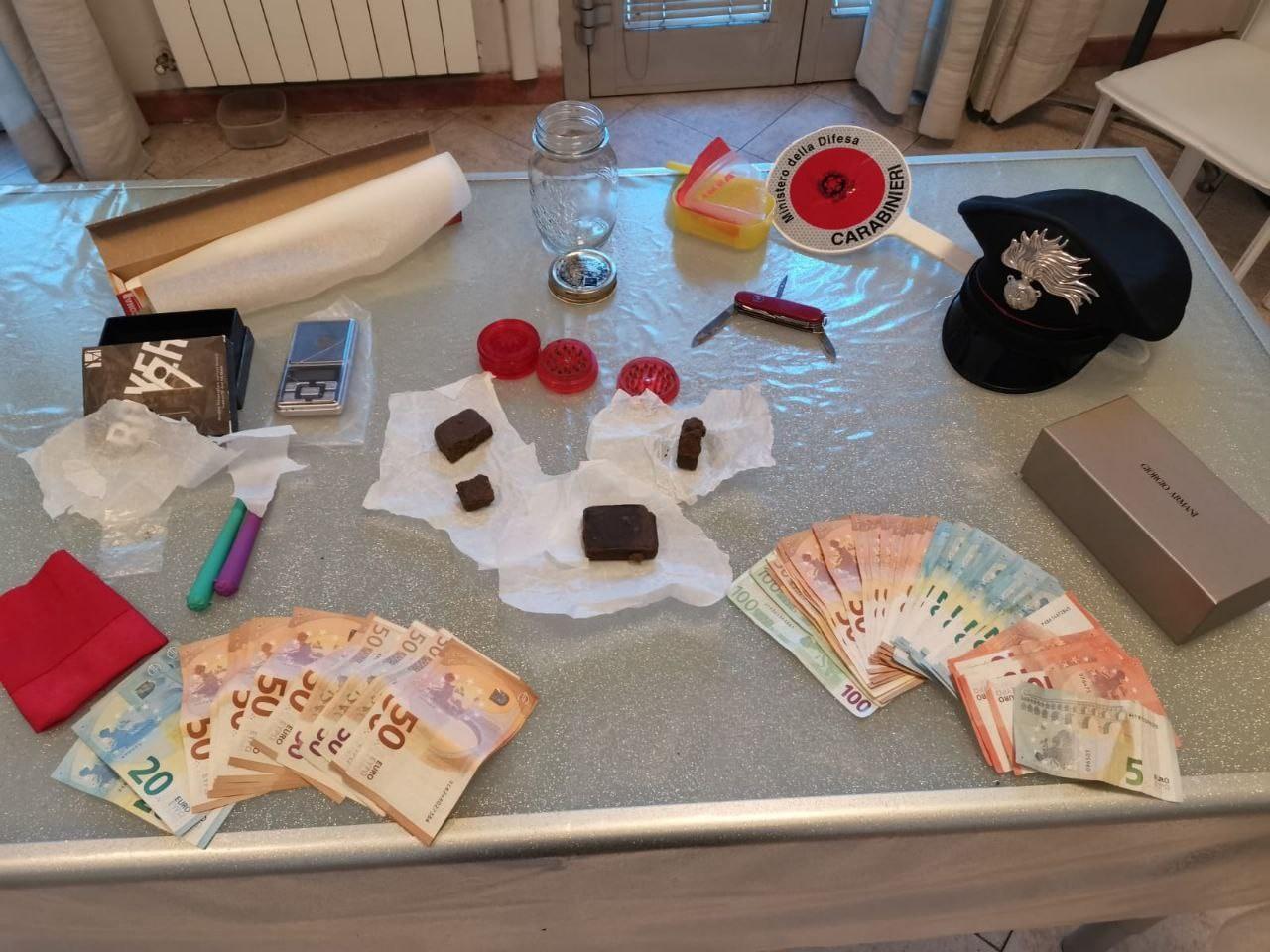 La droga, i soldi e il materiale per il confezionamento sequestrati dai carabinieri