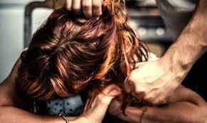 Donna di 25 anni pestata dal marito per strada, denunciato