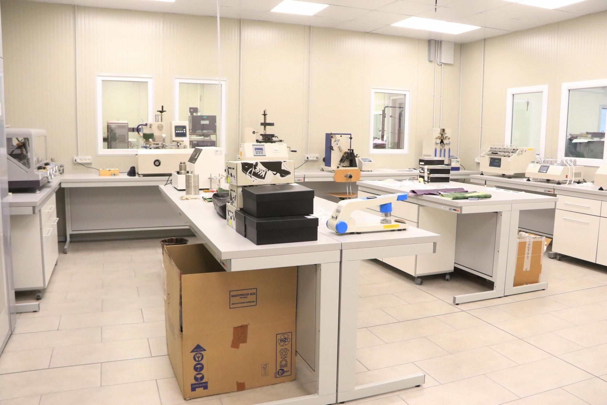 Il laboratorio di analisi del Buzzi (foto d'archivio)