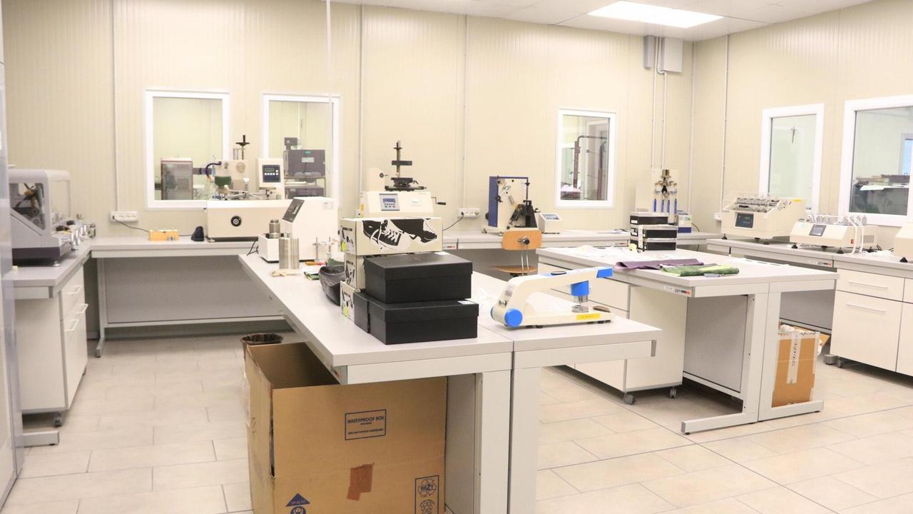 Il laboratorio di analisi del Buzzi (foto d'archivio)