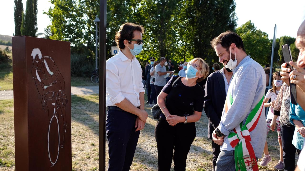 Intitolato il Parco urbano di Montespertoli al campione di ciclismo Gino Bartali alla presenza della nipote Lisa e del sindaco Alessio Falorni (foto Carlo Sestini)